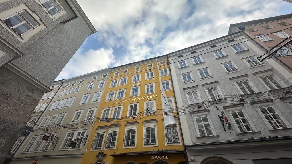Blick auf das Geburtshaus von Mozart in der Getreidegasse in der Salzburger Altstadt. (Archivbild)