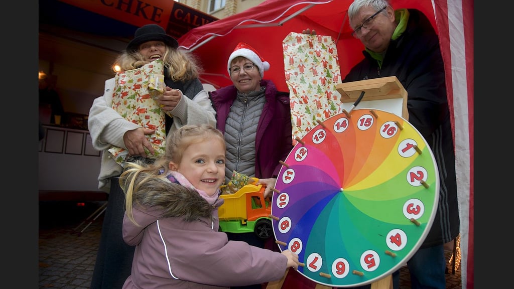 Glücksrad-Moment: Die kleine Hedi strahlt, als sie am Rad dreht und ihren Gewinn entgegennehmen darf – Nieten gibt es hier nicht.