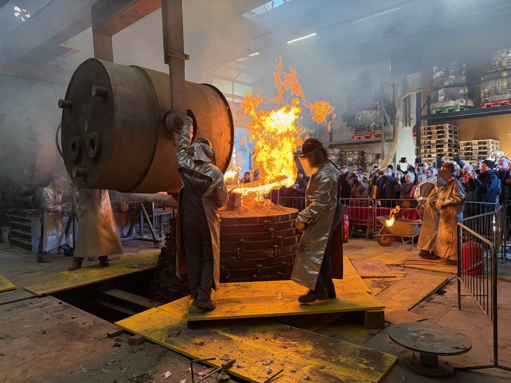 In der Glockengießerei Grassmayr in Innsbruck ist die größte neue Glocke für den Magdeburger Dom, die Credamus, gegossen worden - unter den Augen zahlreicher Besucher aus Magdeburg.