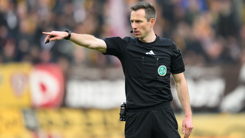 Schiedsrichter Benen reagierte schnell.