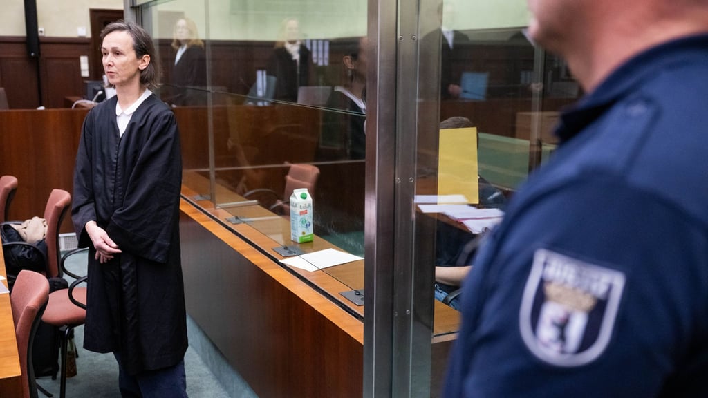 Der angeklagte, mutmaßliche IS-Unterstützer (M) sitzt zu Beginn seines Prozesses im Gerichtssaal hinter einer Glasscheibe