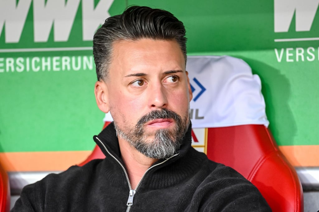 Die Zeit von Sandro Wagner auf der FCA-Bank ist schon wieder vorbei.
