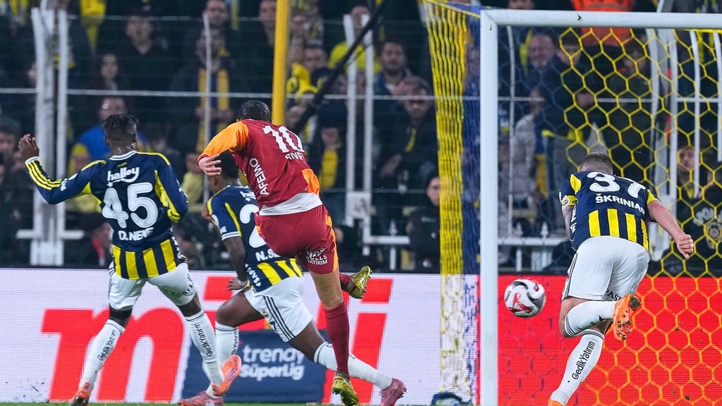 Leroy Sané hat seine Mannschaft im Derby in Führung gebracht.