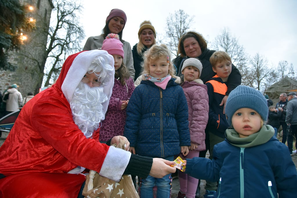 Der Weihnachtsmann verteilt Leckereien und sorgt für leuchtende Augen bei den jüngsten Besuchern.