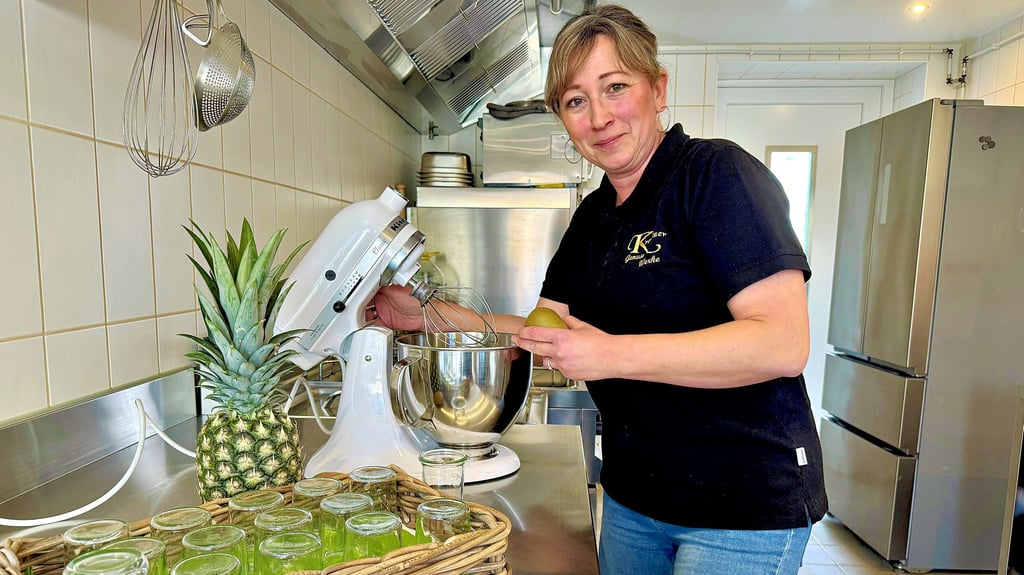 Die nächste Bestellung muss fertig  gemacht werden.  Ellen Kolditz beginnt mit dem  Dessert.