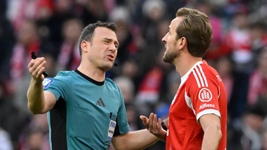 Schiedsrichter Felix Zwayer im Gespräch mit Starstürmer Harry Kane vom FC Bayern München.