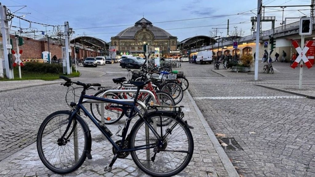 Die neuen Fahrradbügel auf den Gehwegen schaffen weitere Stellplätze für Drahtesel und verhindern das Wildparken.