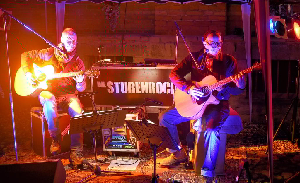 Die Betreiber des „Hof Nr.9“ in der Schulstraße hatten das Livemusik-Duo die „Stubenrocker“ engagiert. 