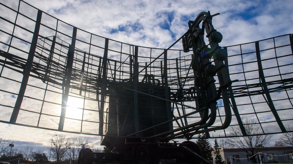 Das ausgemusterte Radargerät ist nur noch für Besucher - demnächst soll an der Landesgrenze zwischen Sachsen-Anhalt und Brandenburg ein modernes Raketenabwehrsystem stationiert werden.