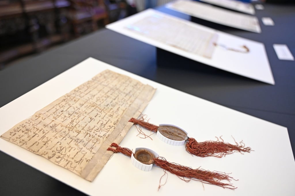 Unter den Urkunden sind unter anderem Papsturkunden sowie Papiere zu diplomatischen Bemühungen und kriegerischen Auseinandersetzungen.