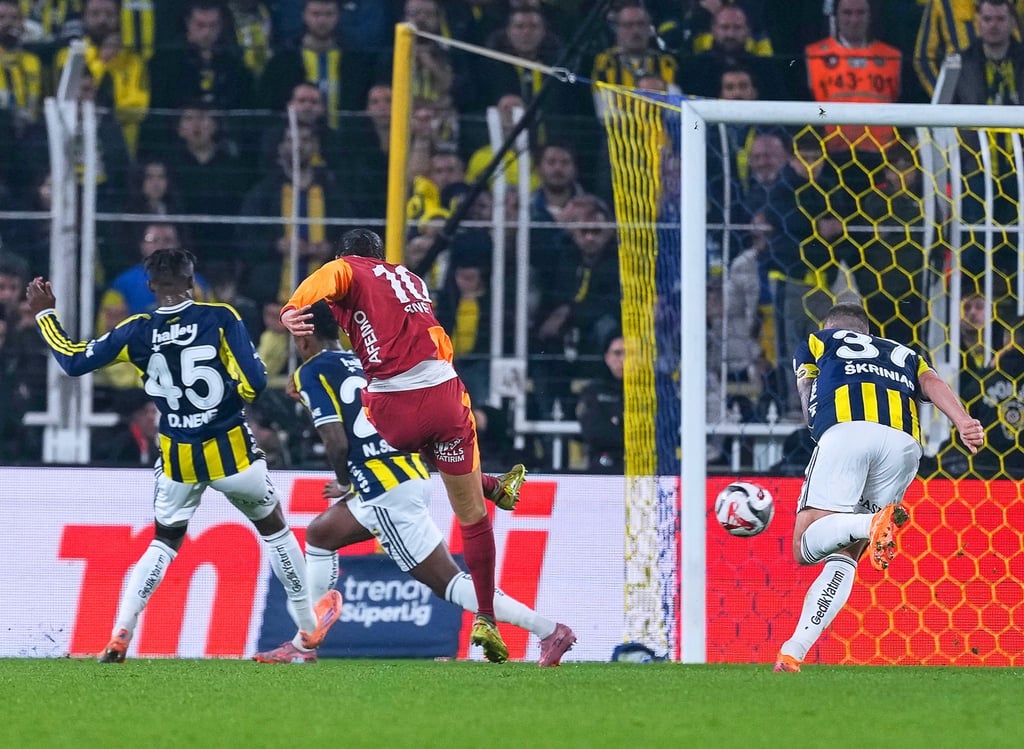 Leroy Sané hat seine Mannschaft im Derby in Führung gebracht.