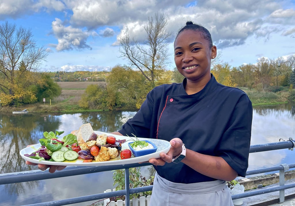 Köchin-Auszubildende Mina Fazara Aly präsentiert Halloumi-Gyros. Der ist ein Dauerbrenner im „Bootshaus Weißenfels“.
