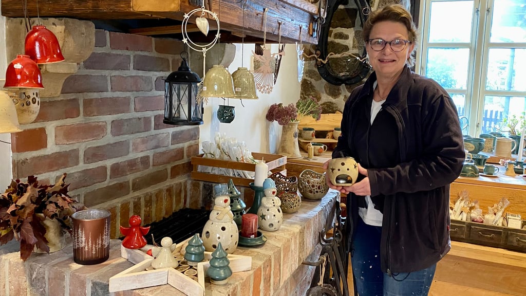 Dana Grundmann bietet in der Töpferei Alte Schmiede in Schierke Keramik-Weihnachtsdekoration an.