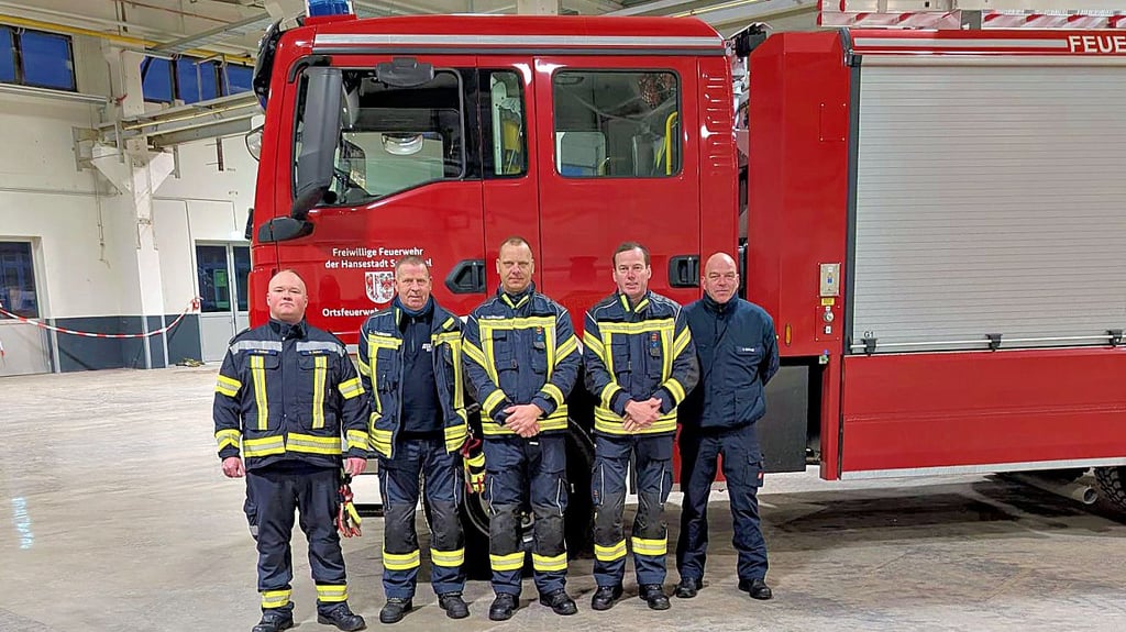 Die Kameraden der Ortsfeuerwehr Ritze um Ortswehrleiter Georg Schulze (r.) vor dem neuen Fahrzeug. 