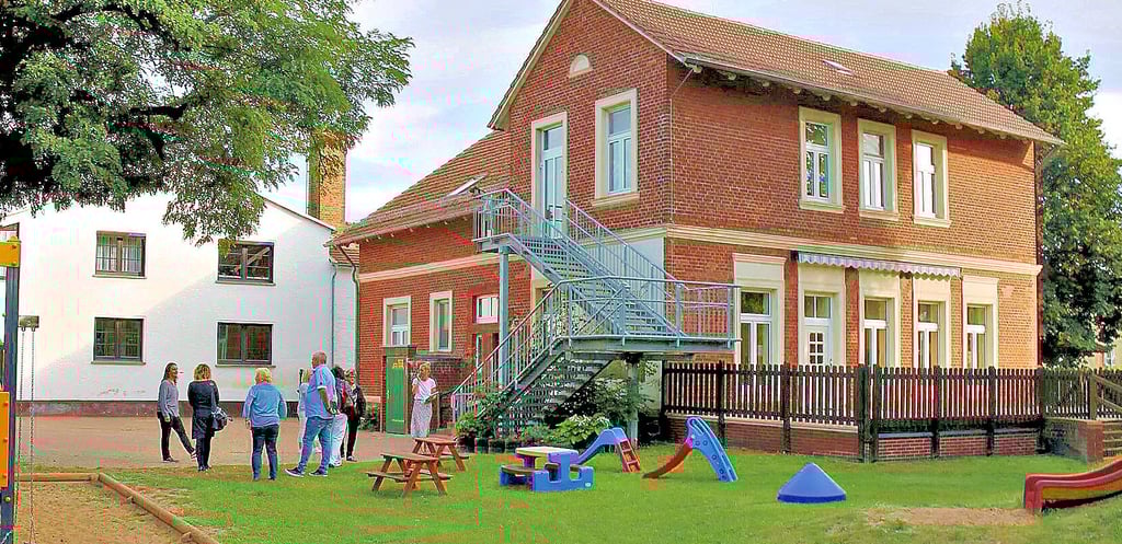 Auf die Grünfläche hinter der Kita „Unsere Dorfspatzen“ in Lüderitz soll seit Jahren ein massiver Erweiterungsbau gesetzt werden, doch das Geld fehlte immer wieder. Nun wird über eine Containerlösung gesprochen.