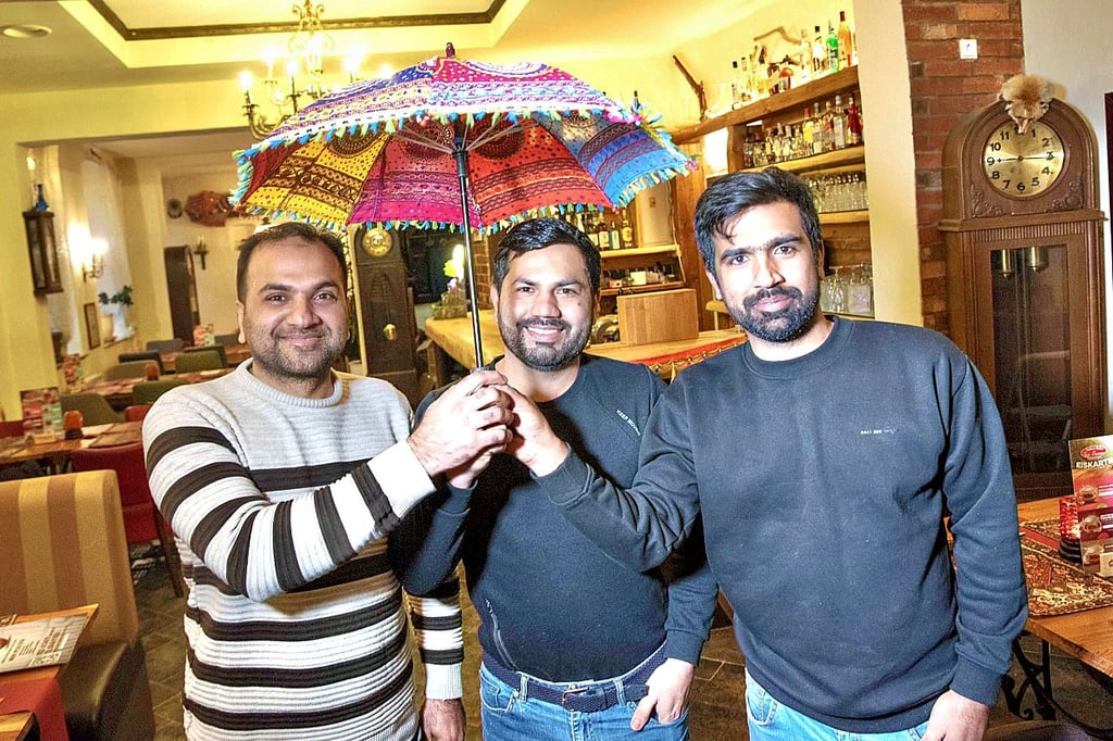 Tasleem Ahmad mit seinen Brüdern Naeem und Ali (v.l.n.r.)