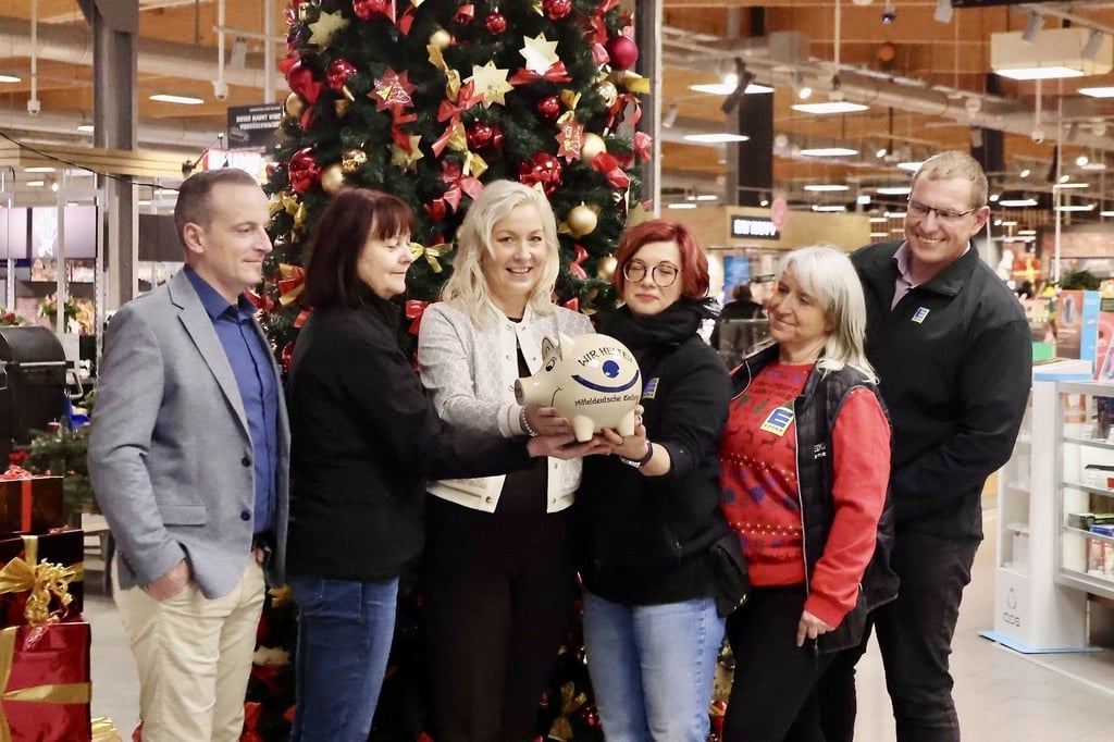 Sie gaben den Startschuss für die Spendenaktion (von links): Christoph Lauterbach, Anett Grey (beide Edeka-Vertrieb), Susen Thiele, Saskia Renner (Edeka Hallmarkt), Carola Kornrumpf (Edeka Weidauer) und Steven Wienskowski (Edeka-Vertrieb).