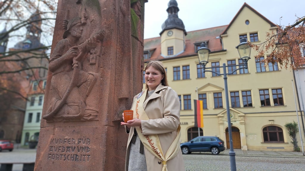 Melina Nikola Schmidt  ist die erste Kupferkönigin aus Hettstedt. Stilecht mit der Hettstedter Weihnachtstasse hat sie sich für die MZ-Serie am Denkmal von Nappian und Neucke fotografieren lassen.