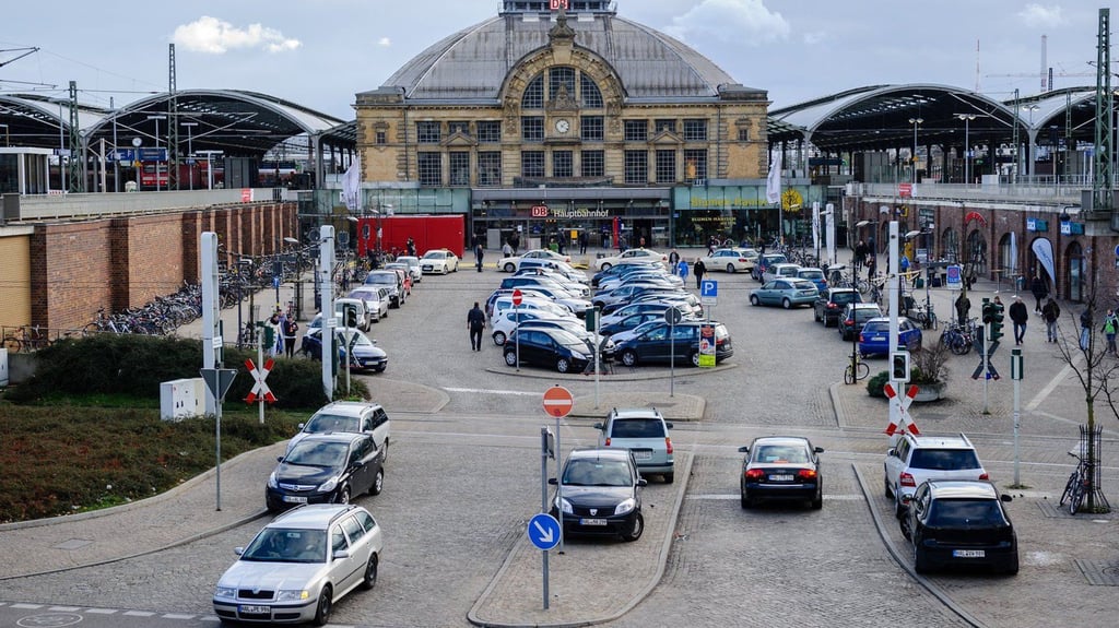 Das geht jetzt nicht mehr: Mal schnell parken auf den Gehwegen vor dem Genscher-Platz, wie diese frühere Aufnahme zeigt.