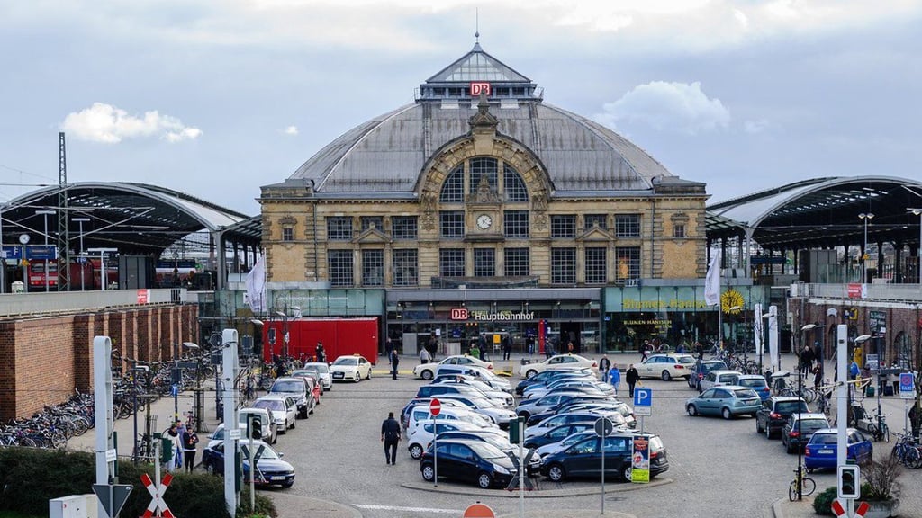 Das geht jetzt nicht mehr: Mal schnell parken auf den Gehwegen vor dem Genscher-Platz, wie diese frühere Aufnahme zeigt.