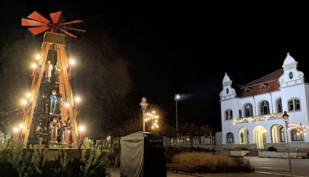 Vorweihnachtliche Stimmung auch in Bad Schmiedeberg: Dort steht jetzt die große Pyramide wieder auf dem Platz am Kurhaus