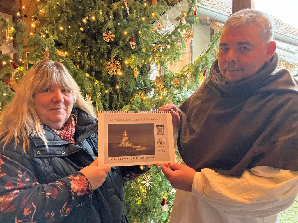 Angela Kühne und Falk Getschmann stellen den Ohle-Huss-Kalender 2026 vor. Er ist dem Kyffhäuser-Denkmal gewidmet. 