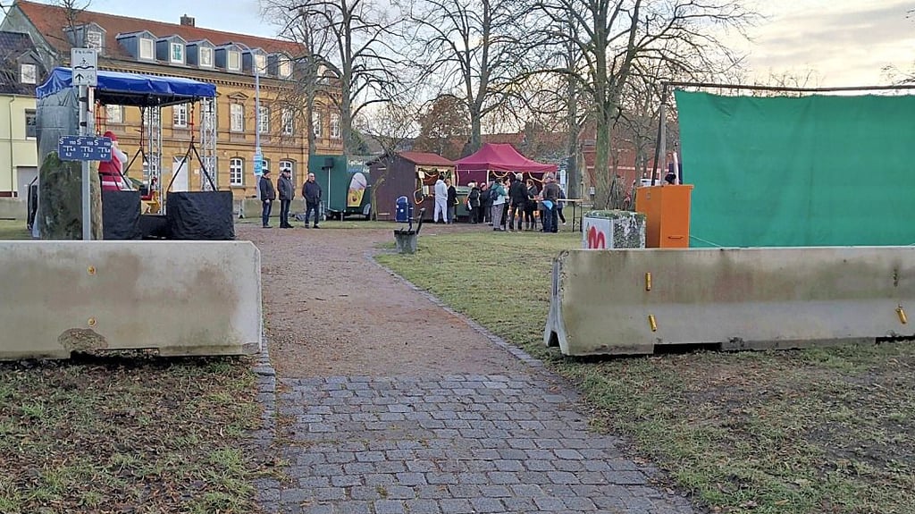 Betonblöcke versperrten bereits 2023 den Weihnachtsmarkt in Wolfen. Seitdem haben sich die Auflagen verschärft und der Markt ist umgezogen.
