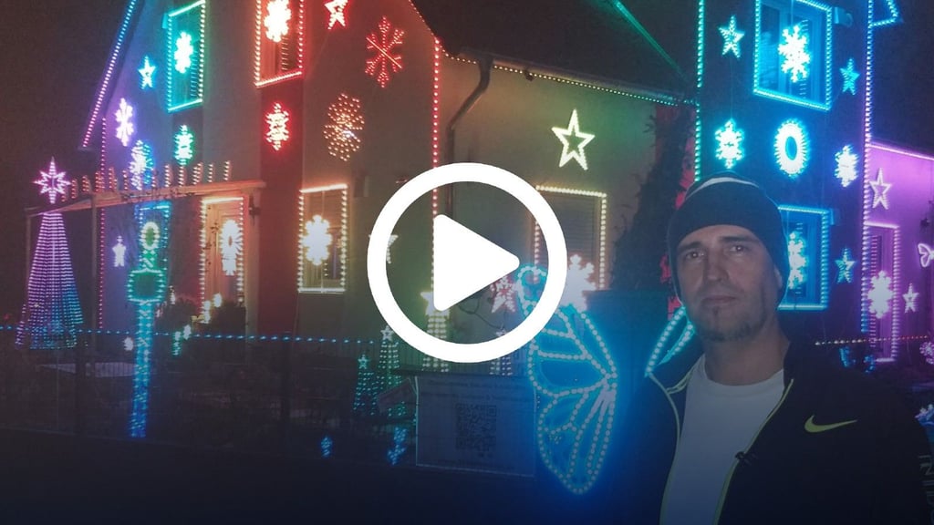 André Przyborowski 2025 vor seinem Haus, das er wohl wie kein Zweiter in Deutschland illuminiert hat. 