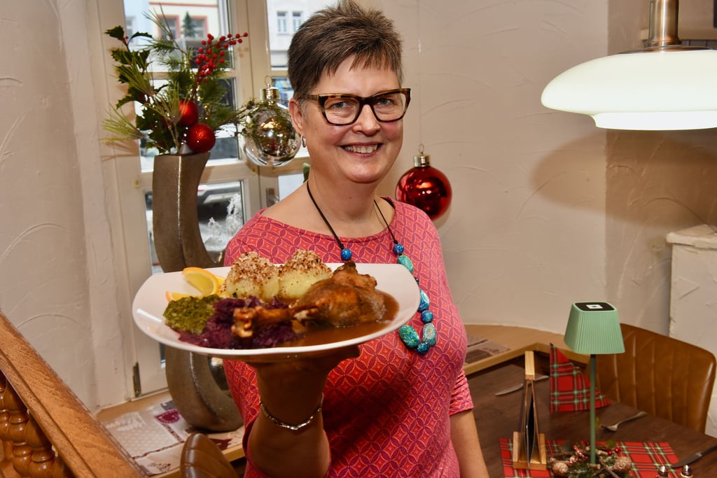 In der „Ratsstube“ in Eisleben kann man sich sein Festtagsmenü to go bestellen. Anja  Schluffter serviert hier einem Gast in der „Ratsstube“ sein Essen.