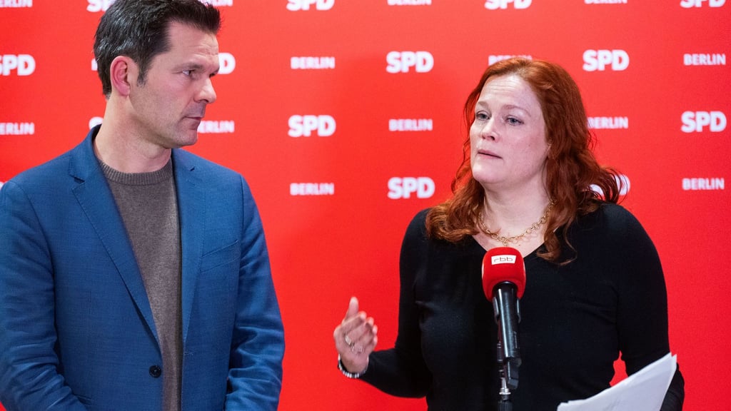 Steffen Krach und Bettina König sprechen bei einer Pressekonferenz zur Nominierung für den Landesvorsitz der SPD Berlin.