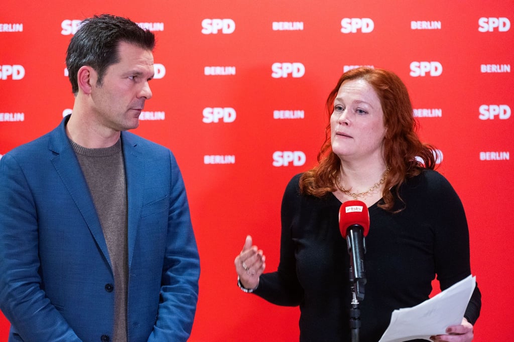 Steffen Krach und Bettina König sprechen bei einer Pressekonferenz zur Nominierung für den Landesvorsitz der SPD Berlin.