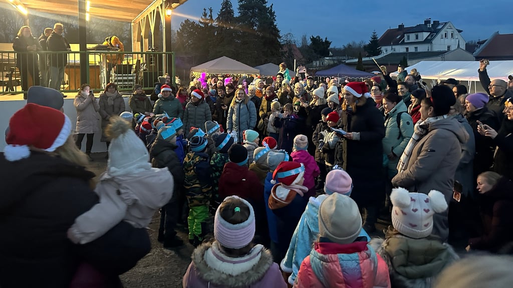 Bei den Besuchern des Heyrothsberger Weihnachtsmarkts trafen die Lieder und Gedichte der Kita-Wichtelwald-Kinder auf breite Begeisterung.