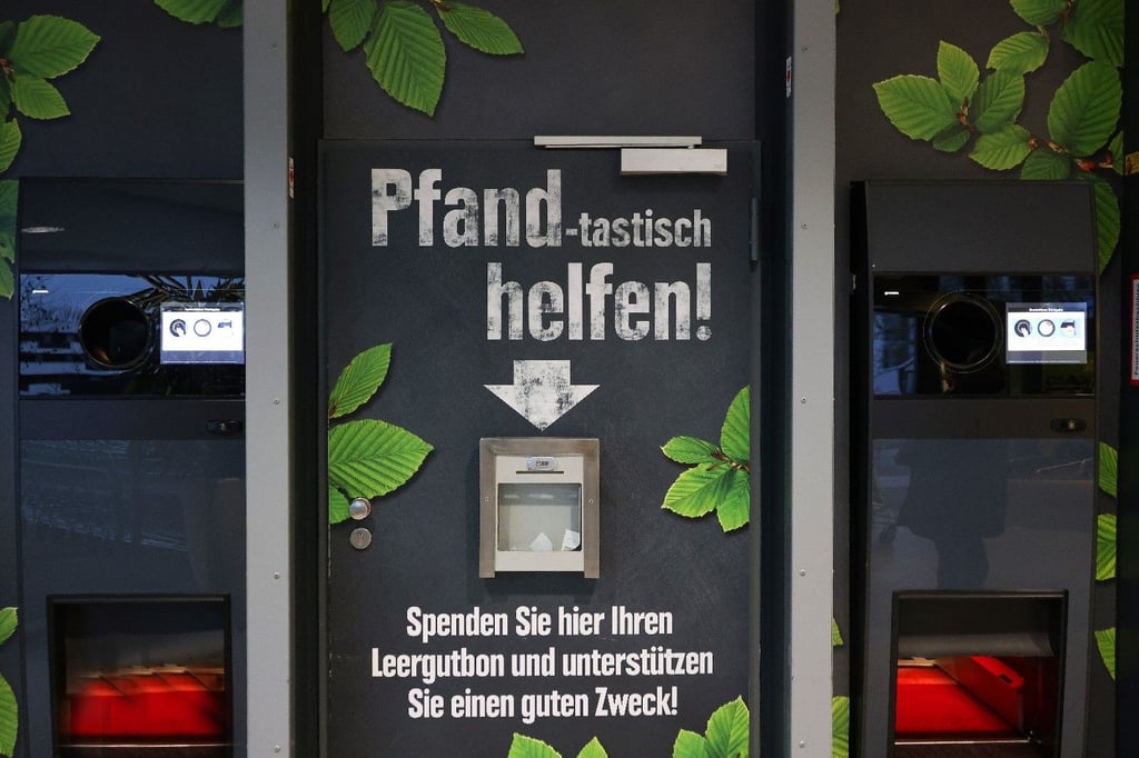 Wer an der Flaschenrückgabe den Pfandbon spendet, unterstützt damit soziale Projekte des Vereins „Wir helfen“ in der Region.