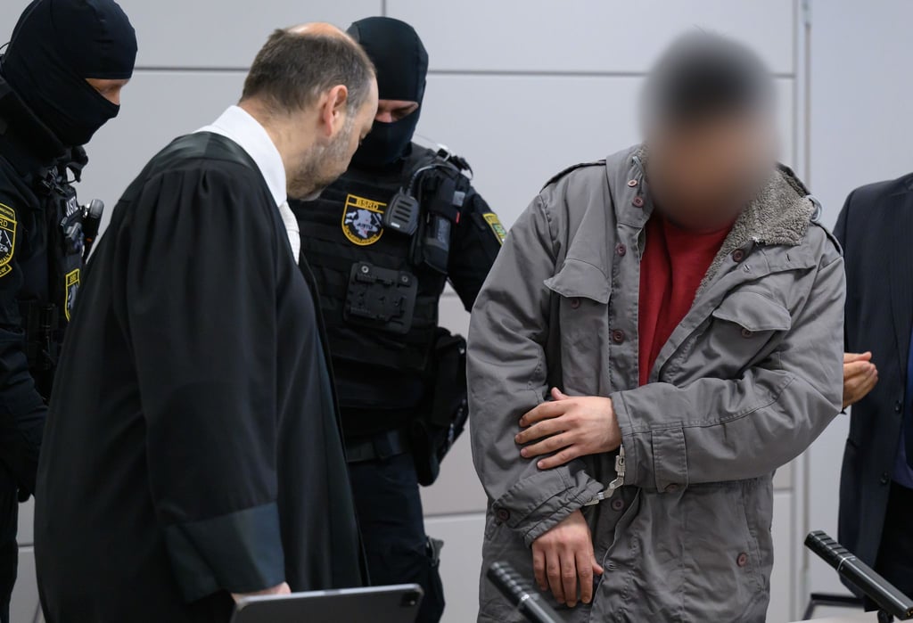 In Halle wird gegen einen Iraker verhandelt, der eine Führungsperson in der Terrormiliz Islamischer Staat gewesen sein soll.