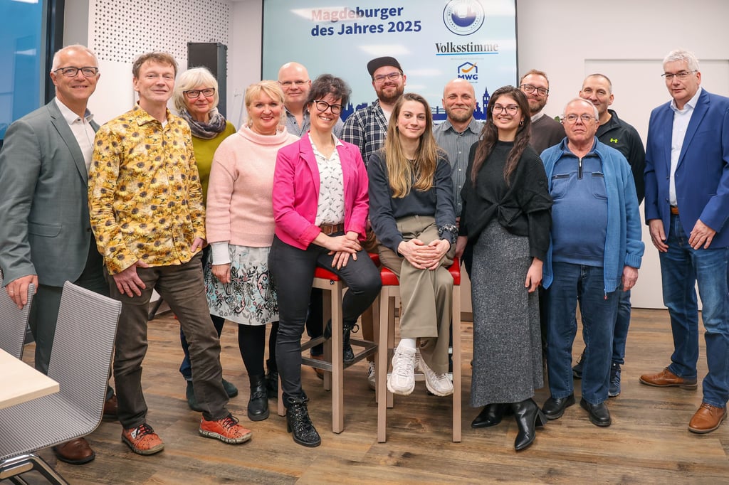 Die Kandidaten für den Titel Magdeburger des Jahres 2025 beim gegenseitigen Kennenlernen auf Einladung der Volksstimme und der Wohnungsgenossenschaft MWG. Von links: MWG-Vorstand und Unterstützer Andreas Hartung, die Kandidaten Holger Paech, Ottersleben; Christina Szymanowski von den Wellcome -Engeln für die verhinderte Kandidatin Carolin Kreutzer; Angelika Wolters, inklusive Tanzshow; Ingo Host, Tröste-Teddys; Nicole Halfpaap, inklusive Tanzshow; Fabian Kunze und Verena Ruhsert, Ärzte der Welt; Jan Driesnack, Kitz-Retter; Zahide Adigüzel, Feriengestalterin;  Christian Möller, Kitz-Retter; Hugo Boeck, Magdeburger Recht; Dirk Kreutzer, Retter, sowie Volksstimme-Lokalchef Rainer Schweingel. Die Vertreter des Gnadenhofs „Katzeninsel“, die Kandidaten Nicole und Michael Schneider, waren verhindert. 
