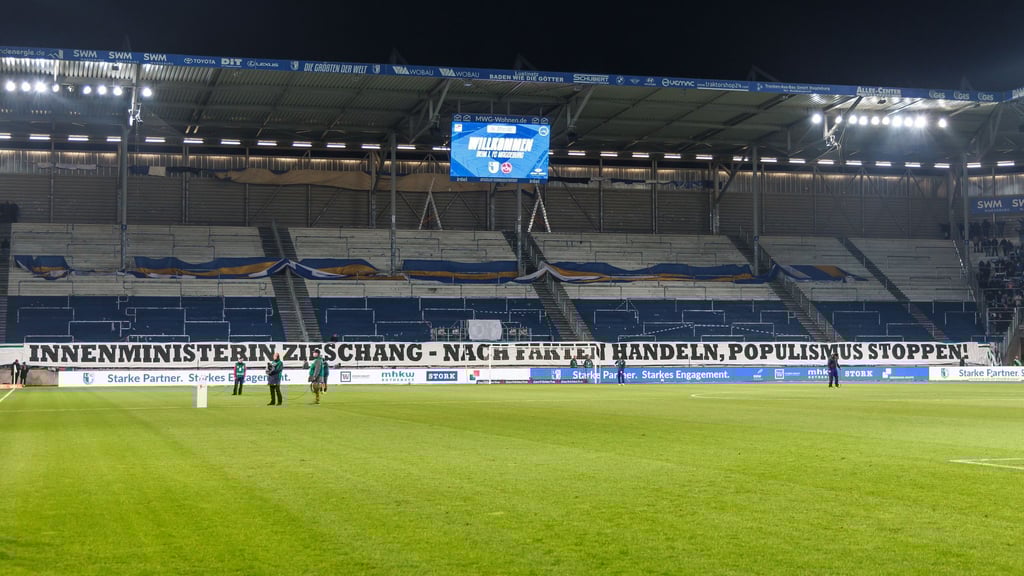 Die Fans protestieren.