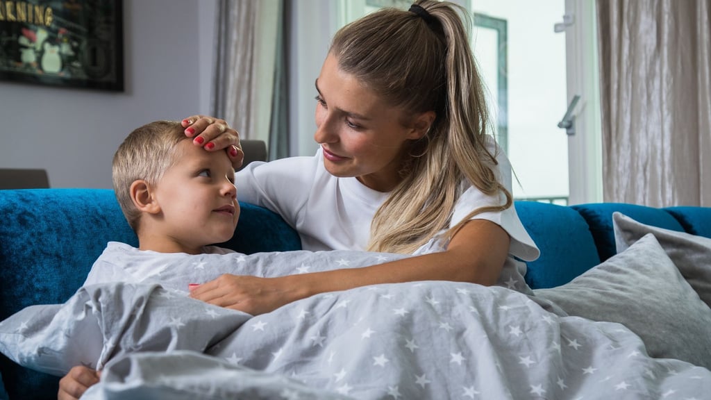 Wenn das Kind krank ist, ist der Wunsch nach Nähe von Mama und Papa oft besonders groß.