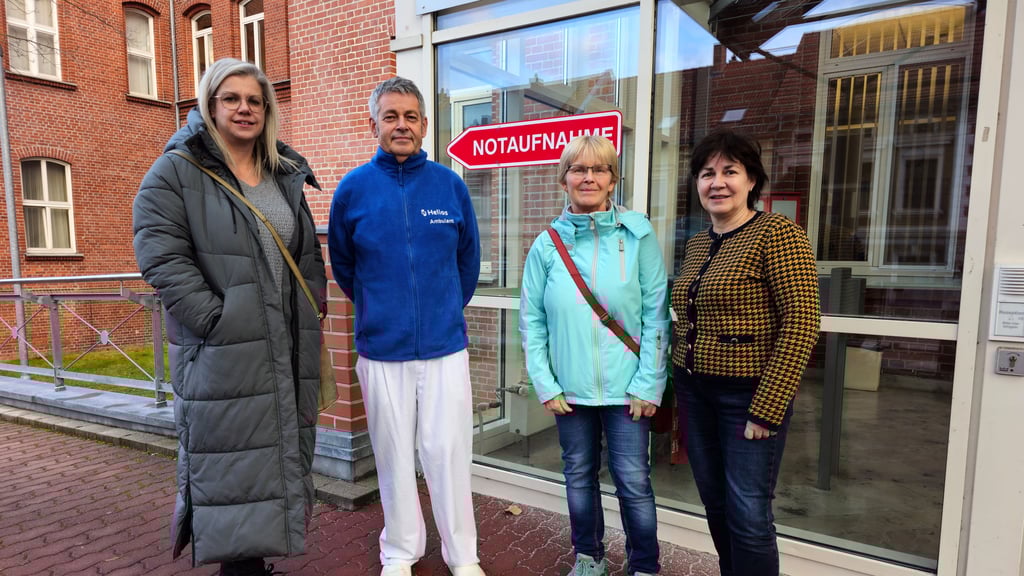 Susan Müller, Chefarzt Michael Schölzel, Simone Krull und Anke Stübe hoffen, wie ihre 266 Kollgen auch, dass bald eine Lösung zum Weiterbetrieb der Zerbster Klinik gefunden wird.