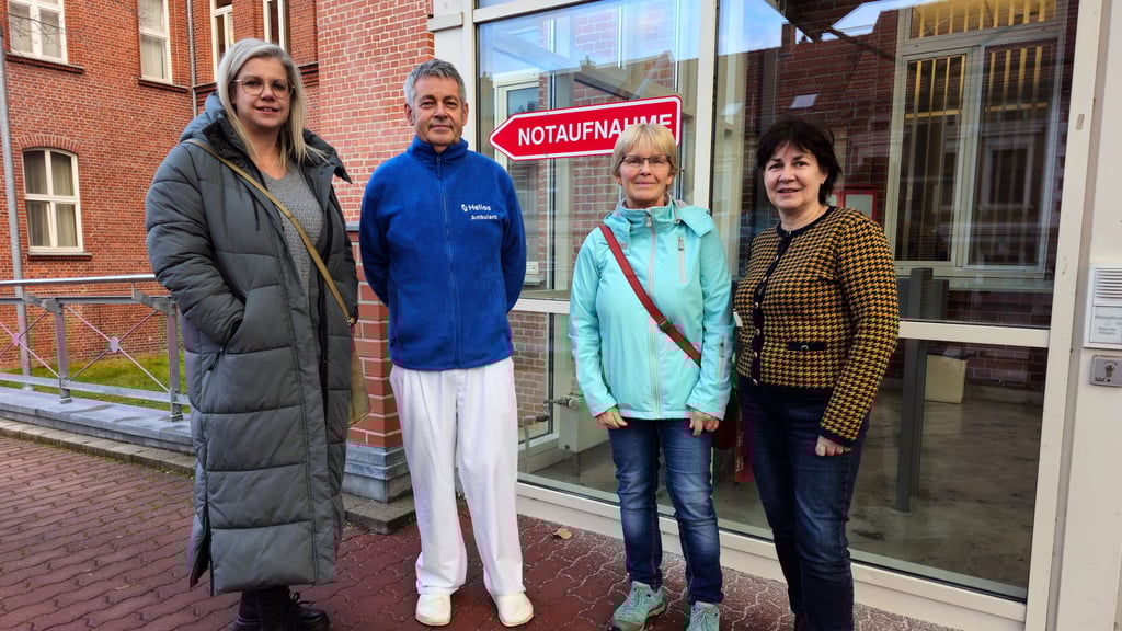 Susan Müller, Chefarzt Michael Schölzel, Simone Krull und Anke Stübe hoffen, wie ihre 266 Kollgen auch, dass bald eine Lösung zum Weiterbetrieb der Zerbster Klinik gefunden wird.