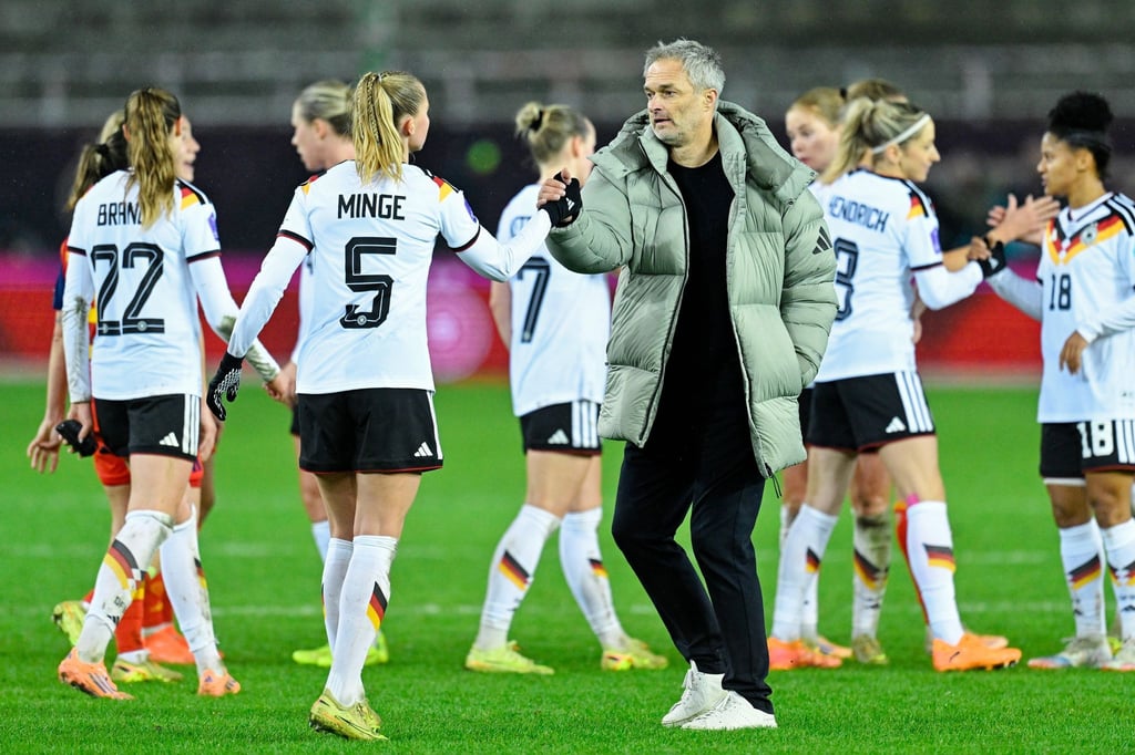 Hoffen auf den Zuschlag der EM 2029: Bundestrainer Wück und die deutschen Fußballerinnen.