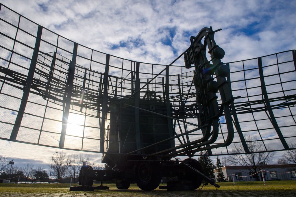 Das ausgemusterte Radargerät ist nur noch für Besucher - demnächst soll an der Landesgrenze zwischen Sachsen-Anhalt und Brandenburg ein modernes Raketenabwehrsystem stationiert werden.