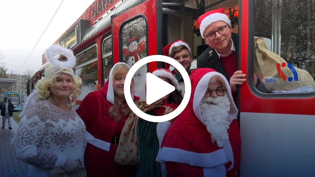 Laden in die Adventsbahn ein: Jacqueline Matheis als Engel (v.l.), Saskia Lochmann, Ulrike Korn, Weihnachtsmann Philipp Hackemesser und die Fahrer André-Maximilian Würz und Christoph Sawatzki von den „Halleschen Straßenbahnfreunden“.