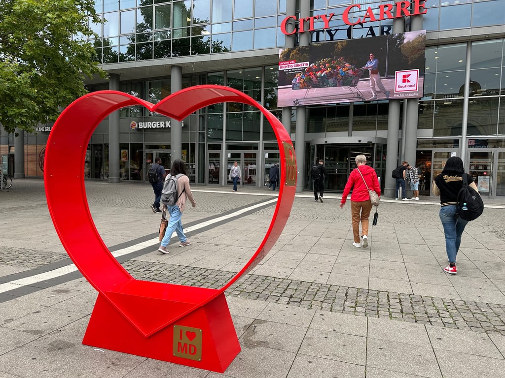 Zu den jüngsten Aktionen der IG Innenstadt zählte die Herz-Aktion, hier vor dem City Carré Magdeburg.