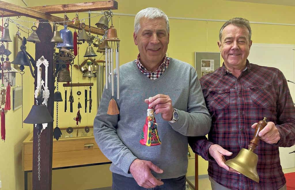 Andreas Mahlfeld (v.l.) und Thomas Pröschel haben die Glockenausstellung mit vorbereitet. 