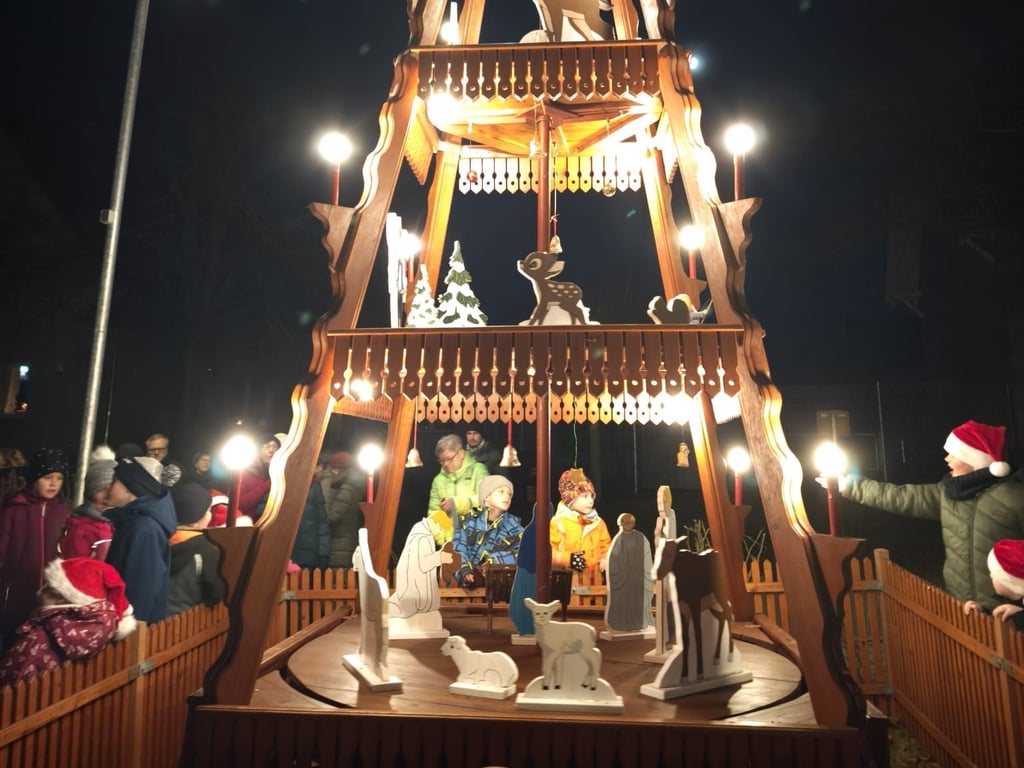 Die Pyramide auf dem Dorfplatz in Amsdorf dreht sich.