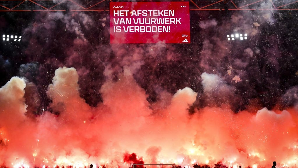 Das Ajax-Heimspiel gegen Groningen wurde wegen der Pyro-Krawalle abgebrochen.