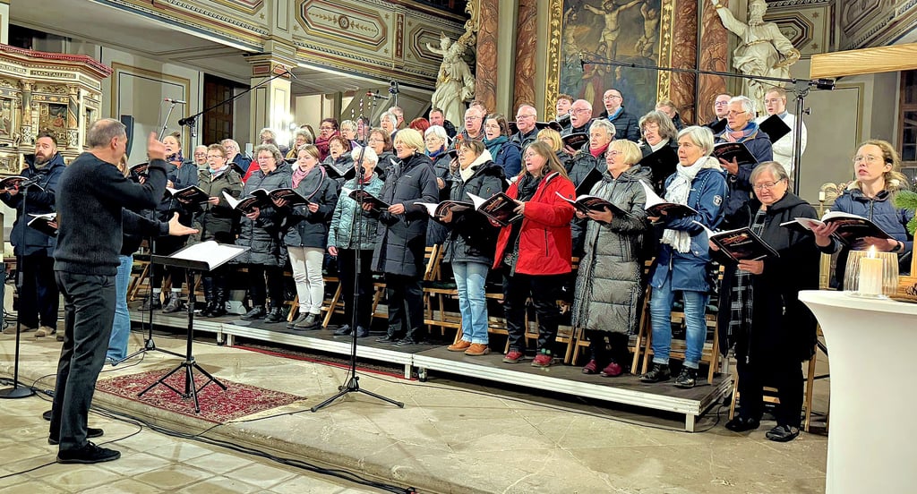 Das musikalische Programm  gestalteten die Bläserinnen und Bläser aus dem Kirchenkreis sowie Sängerinnen und Sänger in Singkreisen und Chören der Popularmusik im Kirchenkreis unter der Interimsleitung von Jürgen Groth.  Sie brachten in Egeln Songs des  Chormusical „Bethlehem“ zu Gehör. 