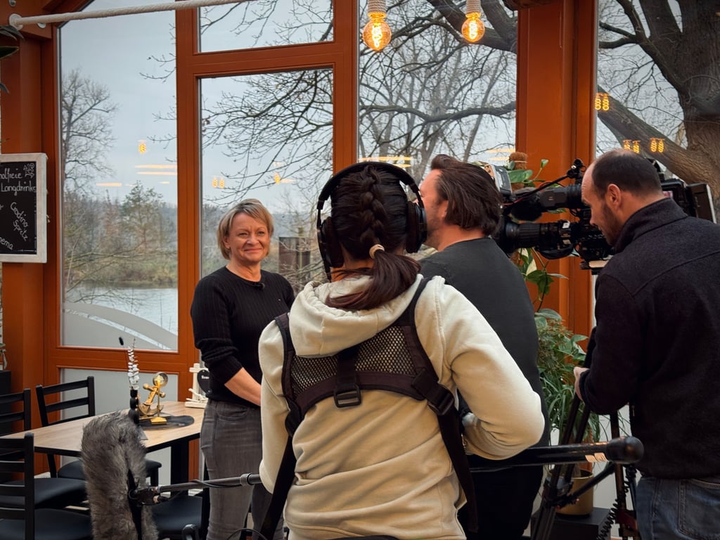 Derzeit laufen in Halle und Umgebung die Dreharbeiten für die TV-Kochsendung Mein Lokal, Dein Lokal. Anfang 2026 werden die Folgen auf Kabel Eins ausgestrahlt.