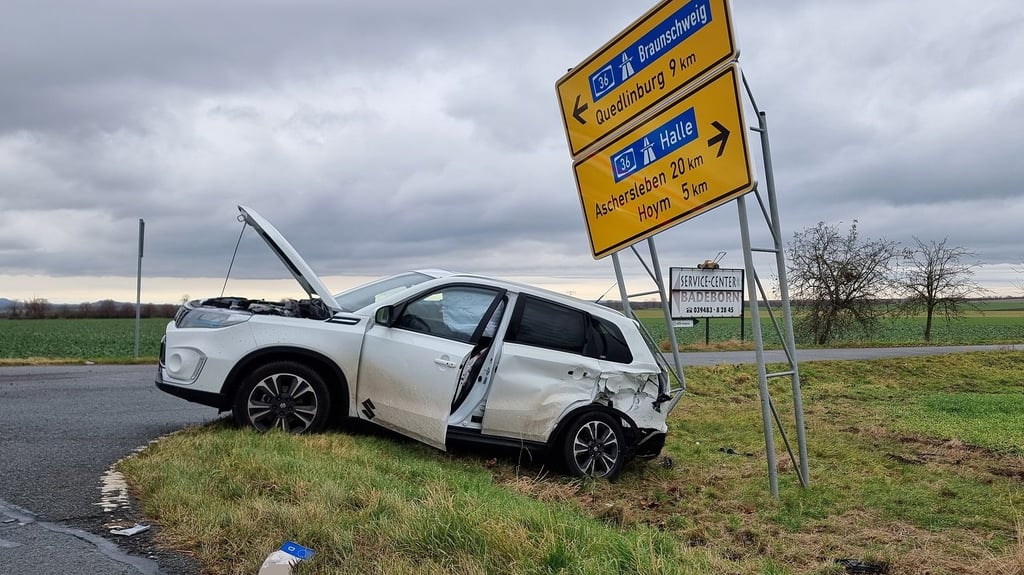 Bei einem Unfall auf der L85 bei Quedlinburg sind am Sonntag zwei Personen verletzt worden.