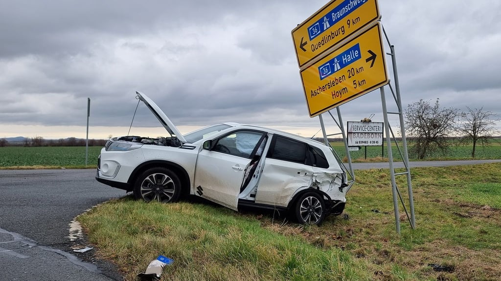 Bei einem Unfall auf der L85 bei Quedlinburg sind am Sonntag zwei Personen verletzt worden.